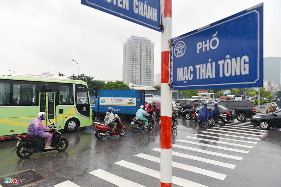 Ôtô, xe máy tranh nhau vượt ngã tư trong mưa-4