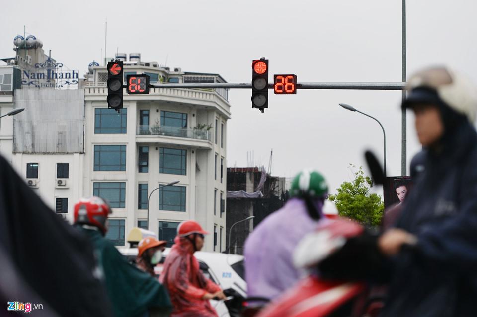 Ôtô, xe máy tranh nhau vượt ngã tư trong mưa-5