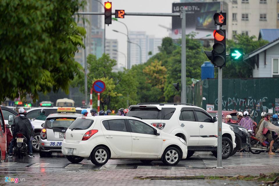 Ôtô, xe máy tranh nhau vượt ngã tư trong mưa-6