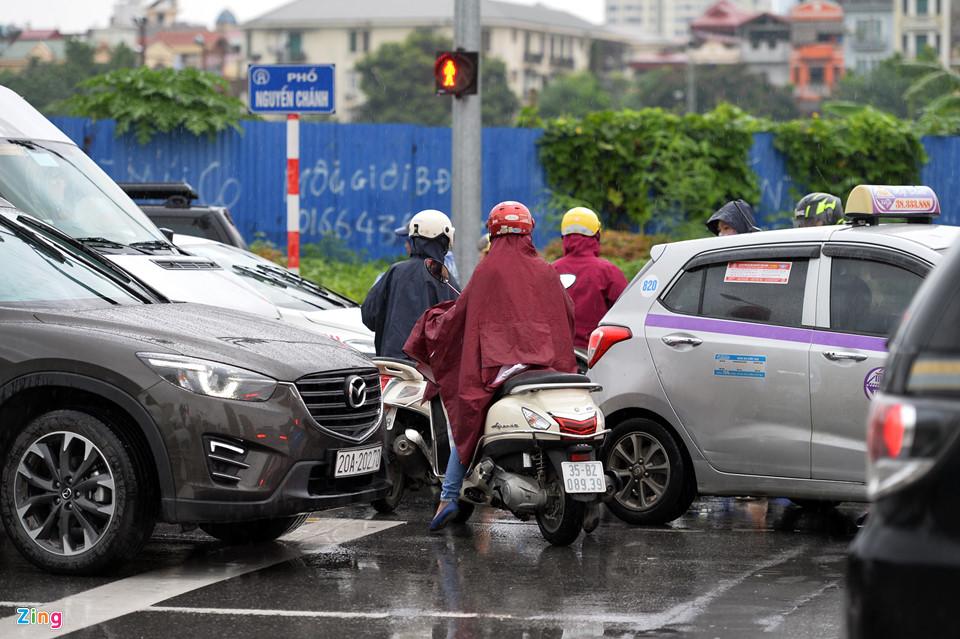 Ôtô, xe máy tranh nhau vượt ngã tư trong mưa-8