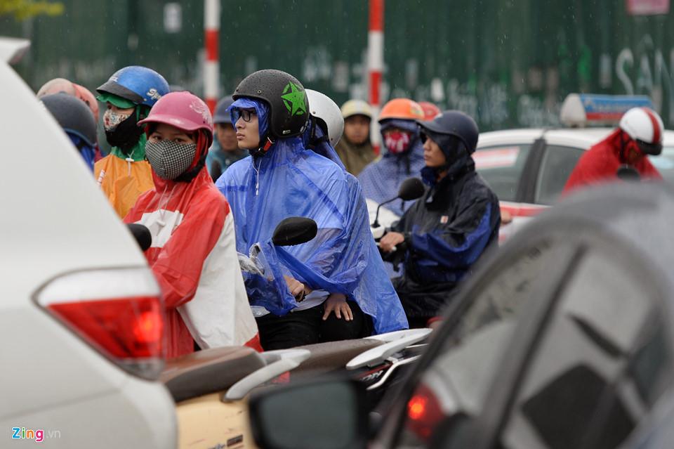 Ôtô, xe máy tranh nhau vượt ngã tư trong mưa-9