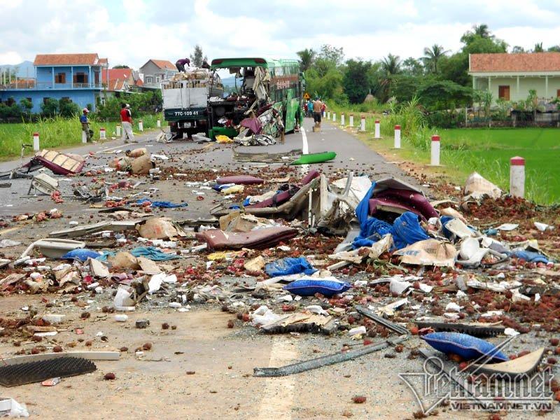 Hiện trường xe khách biến dạng, 5 người chết ở Bình Định-2