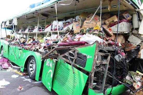 Hiện trường xe khách biến dạng, 5 người chết ở Bình Định-4