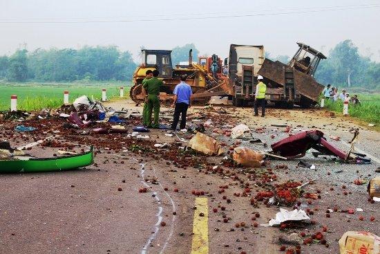 Hiện trường xe khách biến dạng, 5 người chết ở Bình Định-7