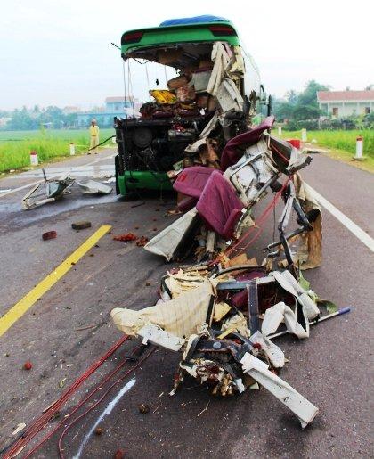 Hiện trường xe khách biến dạng, 5 người chết ở Bình Định-8