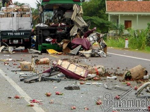 Hiện trường xe khách biến dạng, 5 người chết ở Bình Định