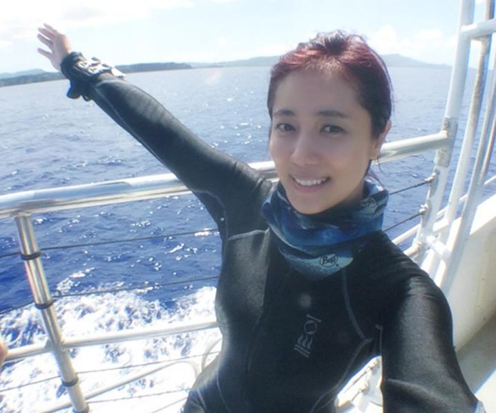 Bất ngờ khi biết Kim Tae Hee lặn giỏi như người nhái - Lee Byung Hun pha chế đỉnh cao-6