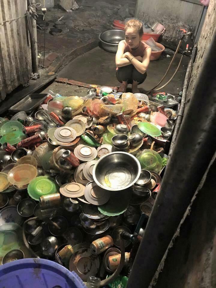 Ngán ngẩm với 'núi' bát đũa, cô dâu mới được dân mạng thương cảm-1