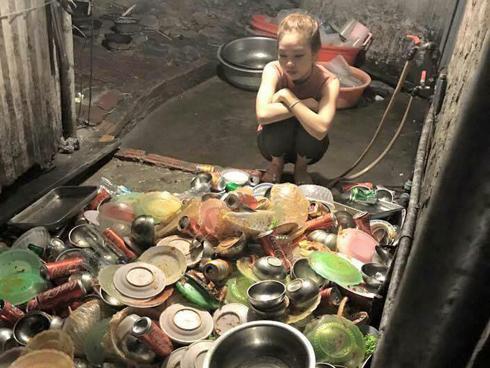 Ngán ngẩm với 'núi' bát đũa, cô dâu mới được dân mạng thương cảm