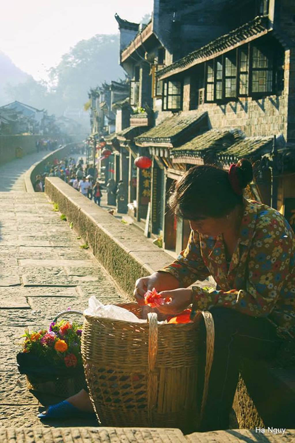 Chuyến đi Phượng Hoàng cổ trấn chất lừ của nữ du khách Việt khiến dân mạng ganh tỵ-10