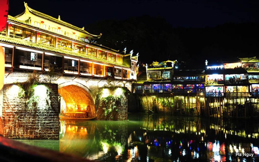 Chuyến đi Phượng Hoàng cổ trấn chất lừ của nữ du khách Việt khiến dân mạng ganh tỵ-15