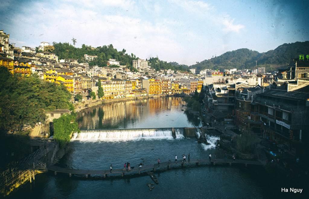 Chuyến đi Phượng Hoàng cổ trấn chất lừ của nữ du khách Việt khiến dân mạng ganh tỵ-4