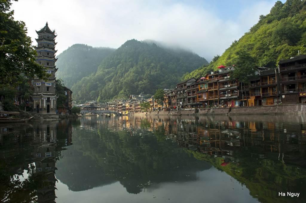 Chuyến đi Phượng Hoàng cổ trấn chất lừ của nữ du khách Việt khiến dân mạng ganh tỵ-8