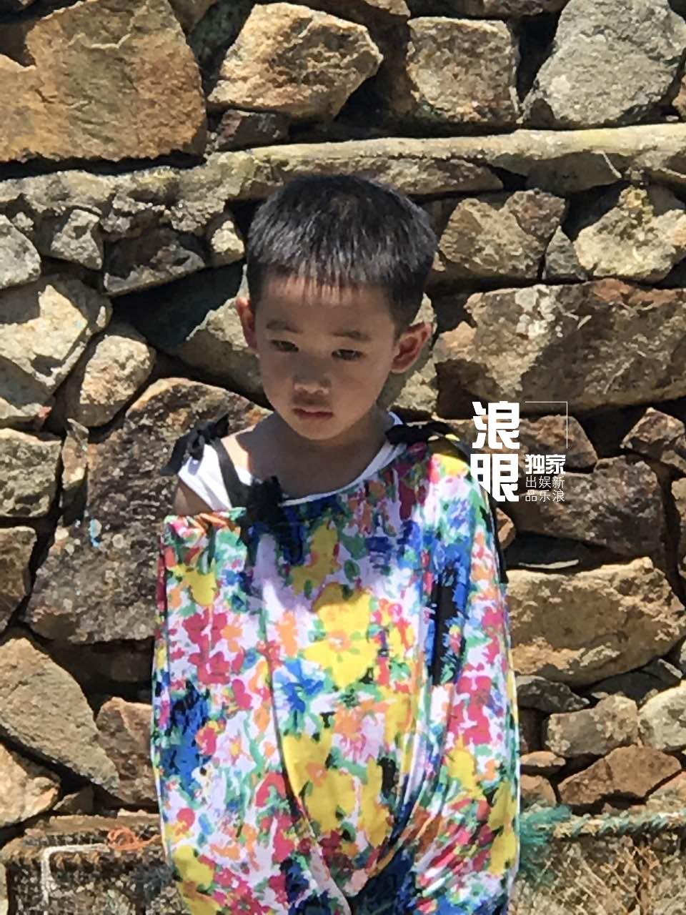 'Vi Tiểu Bảo' Trần Tiểu Xuân lần đầu xuất hiện cùng con trai hot nhất weibo hôm nay-3