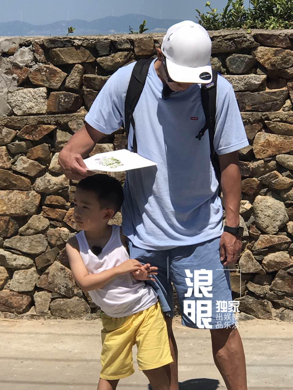 'Vi Tiểu Bảo' Trần Tiểu Xuân lần đầu xuất hiện cùng con trai hot nhất weibo hôm nay-4