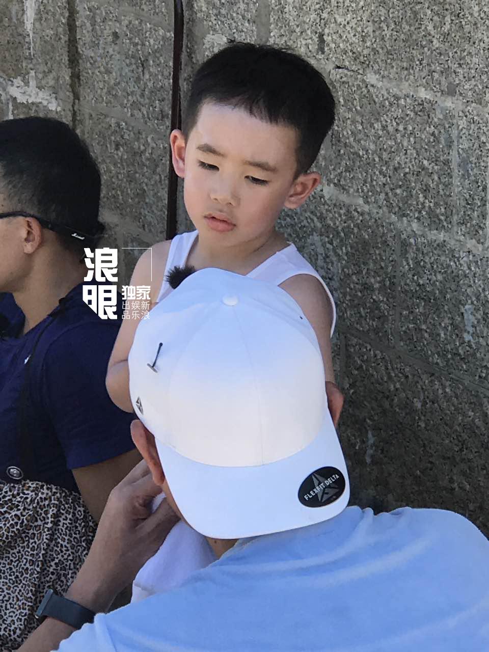 'Vi Tiểu Bảo' Trần Tiểu Xuân lần đầu xuất hiện cùng con trai hot nhất weibo hôm nay-5