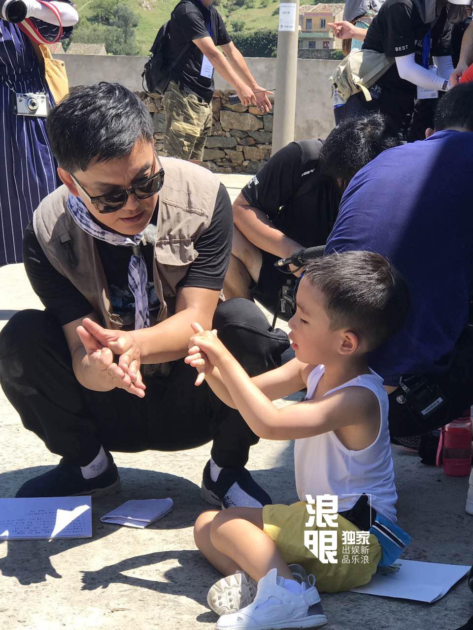 'Vi Tiểu Bảo' Trần Tiểu Xuân lần đầu xuất hiện cùng con trai hot nhất weibo hôm nay-6