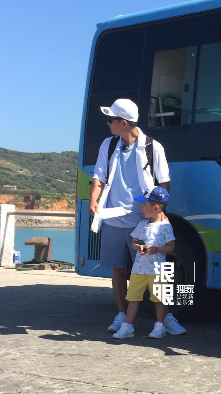 'Vi Tiểu Bảo' Trần Tiểu Xuân lần đầu xuất hiện cùng con trai hot nhất weibo hôm nay-7