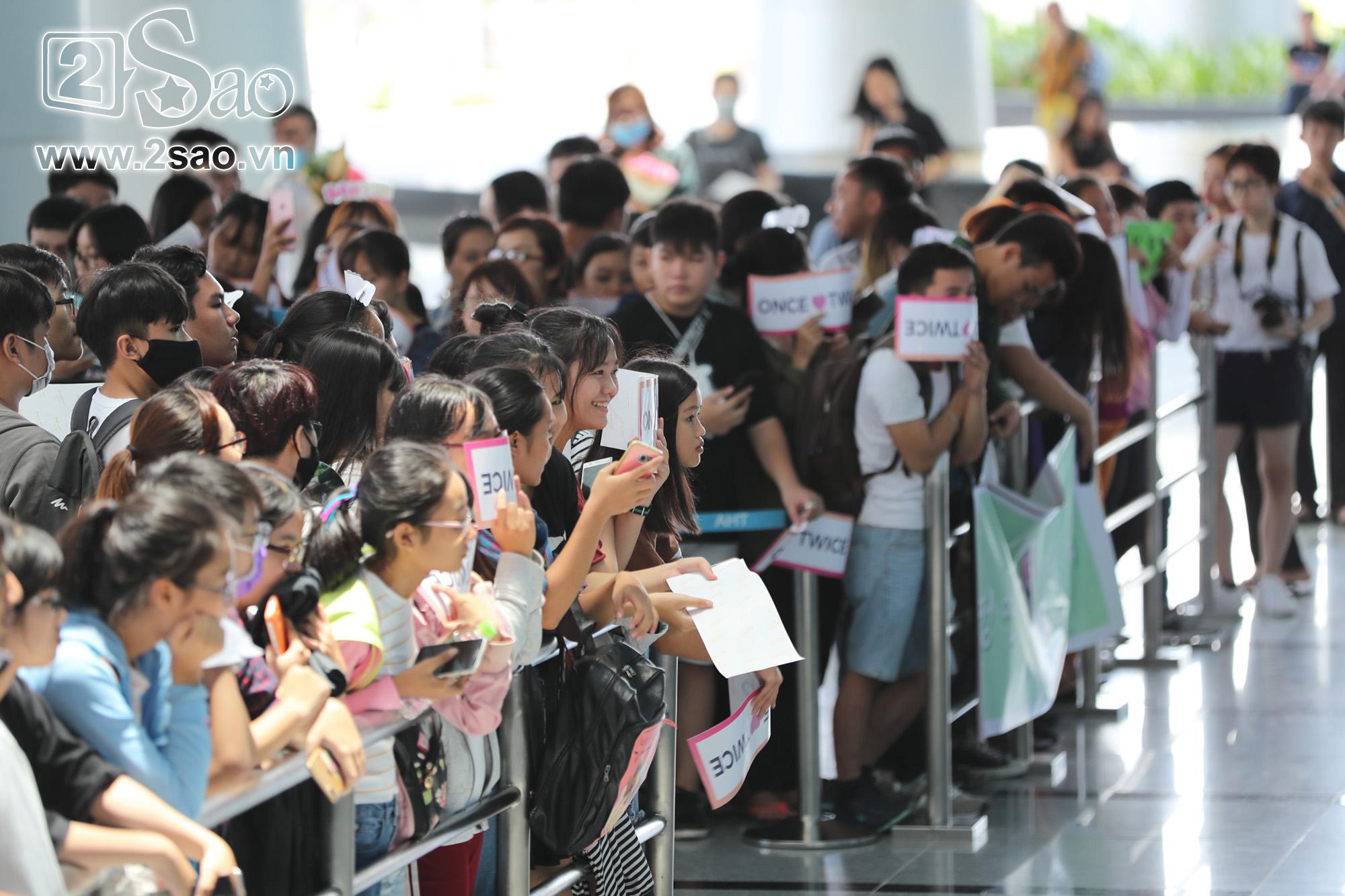 8 'nữ thần' TWICE xinh đẹp, rạng rỡ trong vòng tay fan Việt Nam-13