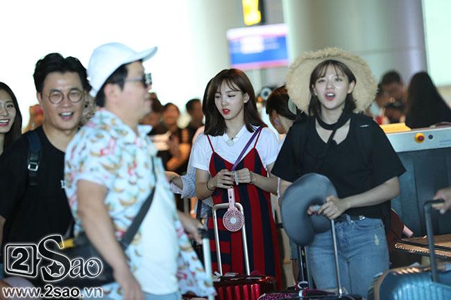 8 'nữ thần' TWICE xinh đẹp, rạng rỡ trong vòng tay fan Việt Nam-9