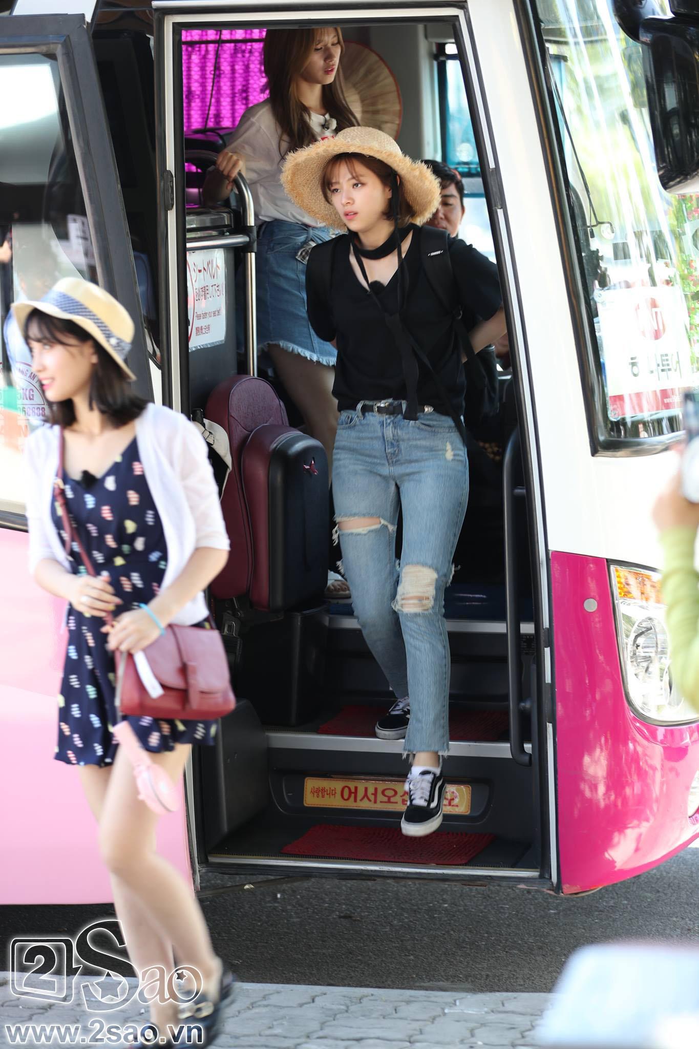 8 'nữ thần' TWICE xinh đẹp, rạng rỡ trong vòng tay fan Việt Nam-10