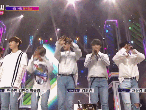 WANNA ONE lọt top 3 boygroup giật cúp nhanh nhất sau khi ra mắt