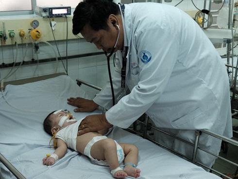 Vắt chanh vào miệng khi trẻ lên cơn co giật, mẹ suýt giết con vì sai lầm chết người