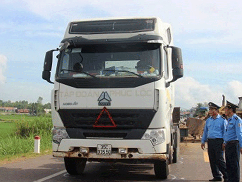 Nguyên nhân vụ tai nạn 5 người chết ở Bình Định: do lưỡi máy ủi va quẹt bên hông trái xe khách