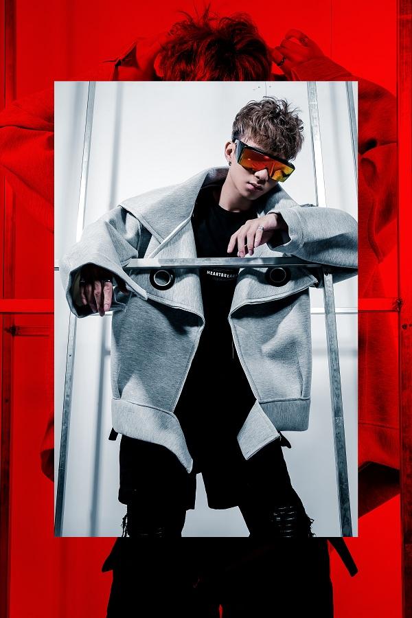 Soobin Hoàng Sơn 'thêm muối' cho phong cách, ngày càng hút mắt với style chất lừ-4