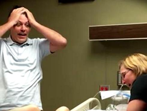 Phản ứng 'không thể tin được' của chồng khi vợ sinh con trai