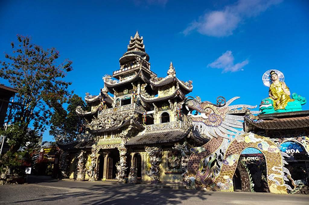 Ngôi chùa kỳ quái làm từ 've chai' khiến du khách tròn mắt khi ghé thăm-1