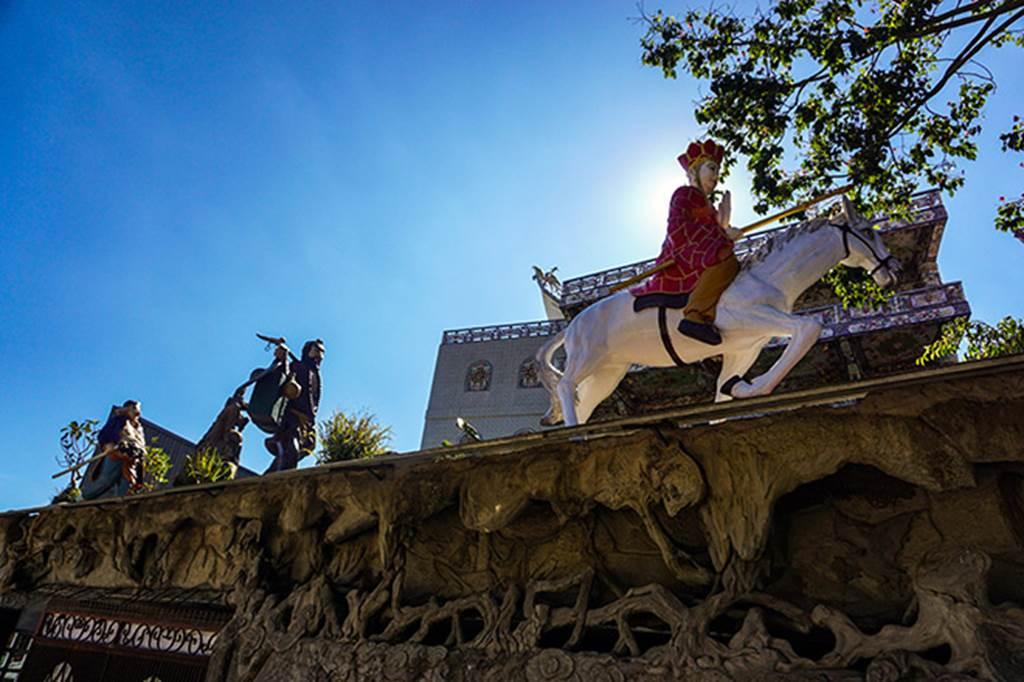 Ngôi chùa kỳ quái làm từ 've chai' khiến du khách tròn mắt khi ghé thăm-12