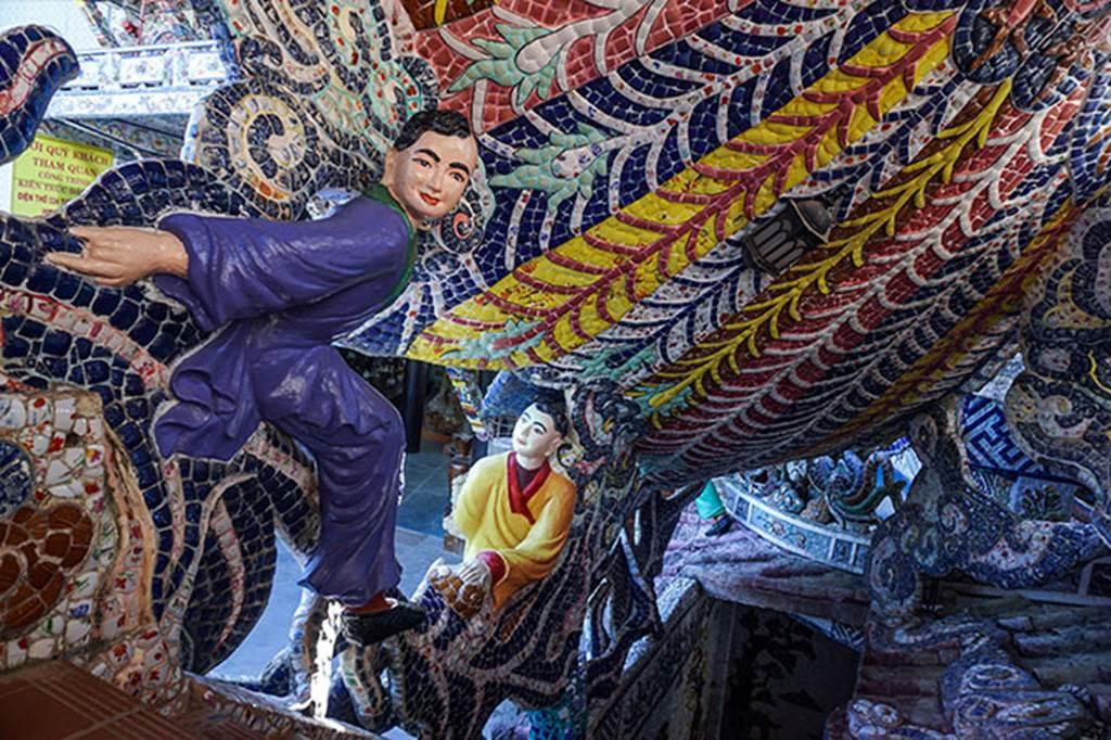 Ngôi chùa kỳ quái làm từ 've chai' khiến du khách tròn mắt khi ghé thăm-13