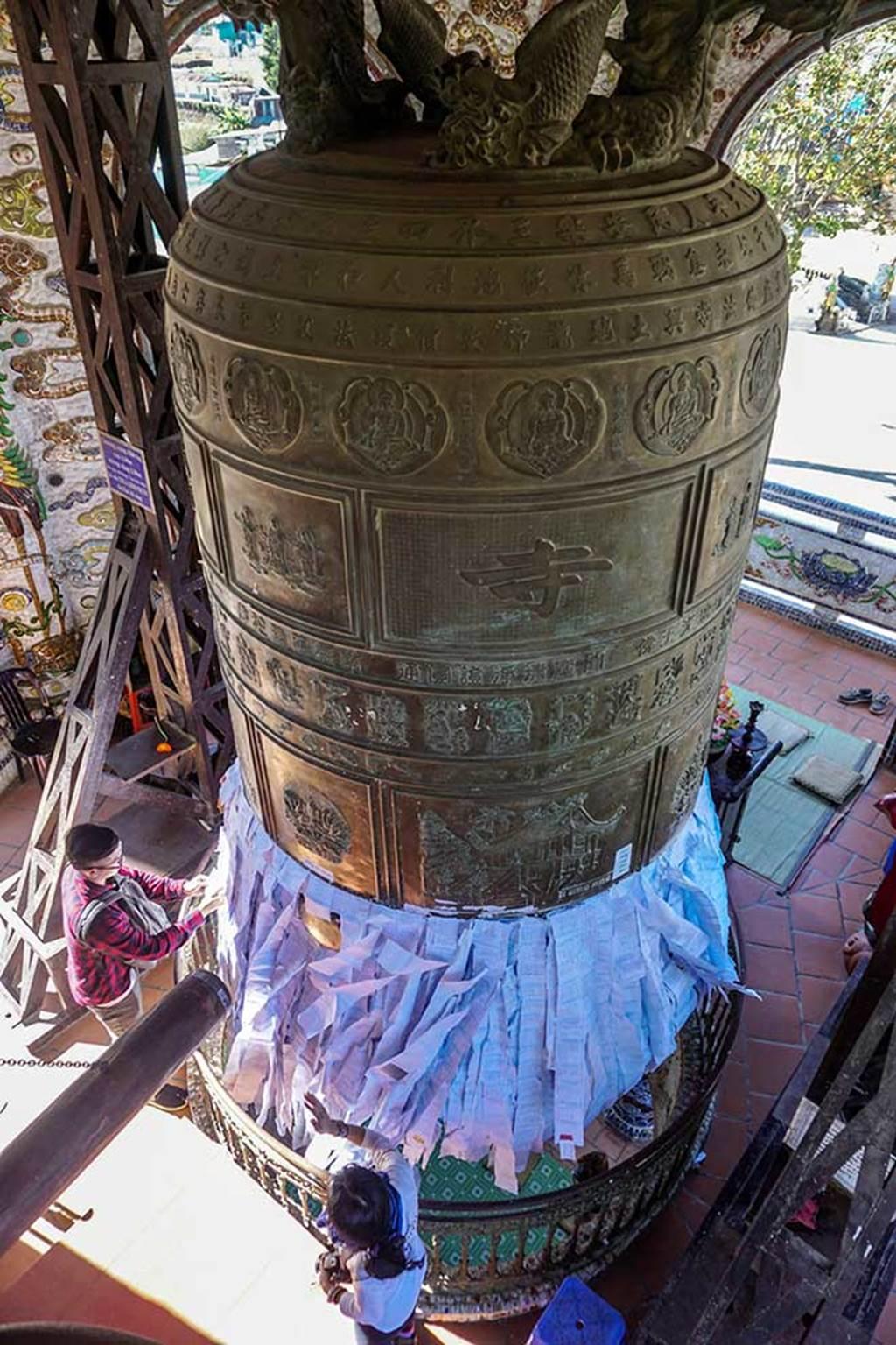 Ngôi chùa kỳ quái làm từ 've chai' khiến du khách tròn mắt khi ghé thăm-7