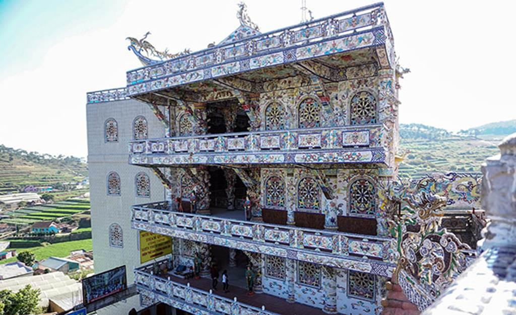 Ngôi chùa kỳ quái làm từ 've chai' khiến du khách tròn mắt khi ghé thăm-9