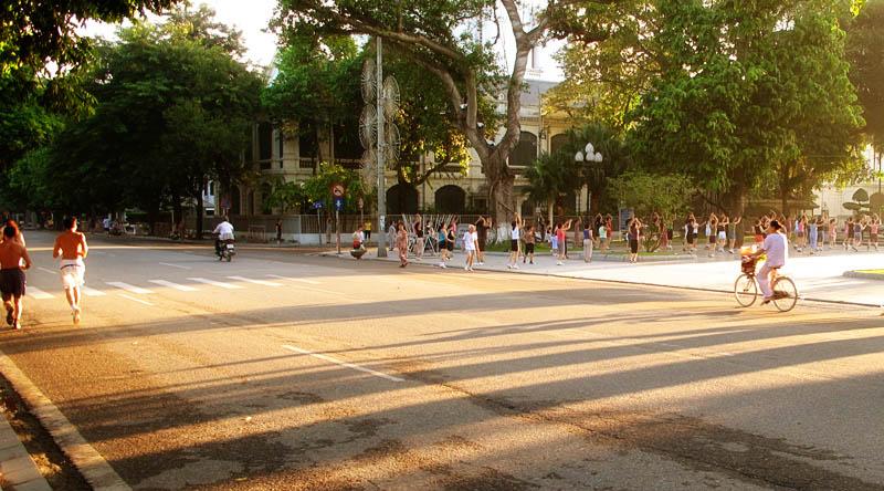 Dự báo thời tiết hôm nay (18.8): Thủ đô Hà Nội sáng mưa, trưa chiều hửng nắng-1