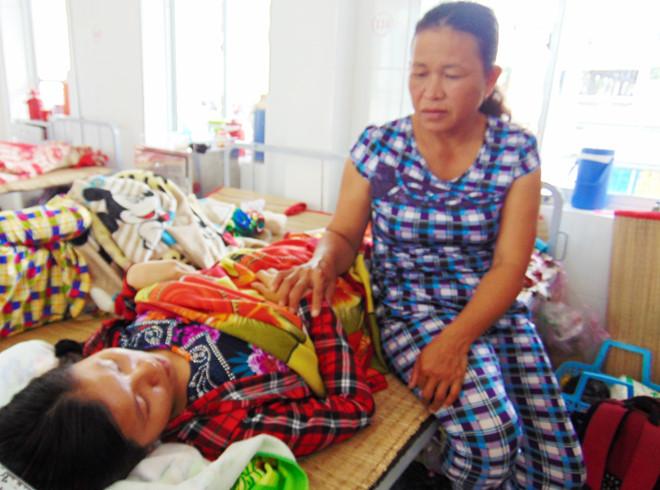 Tài xế taxi đỡ đẻ cho khách trên xe-1