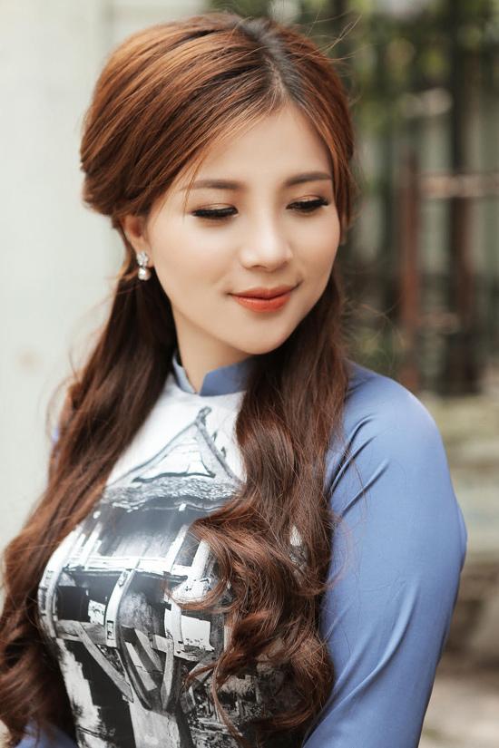 Á hậu Nguyễn Vân Anh đẹp nền nã trong tà áo dài-3