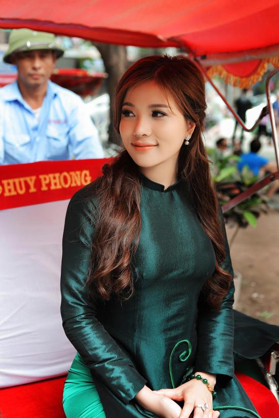 Á hậu Nguyễn Vân Anh đẹp nền nã trong tà áo dài-7