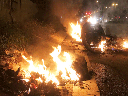 Siêu thị cháy rực trong đêm mưa trên phố Hà Nội-10