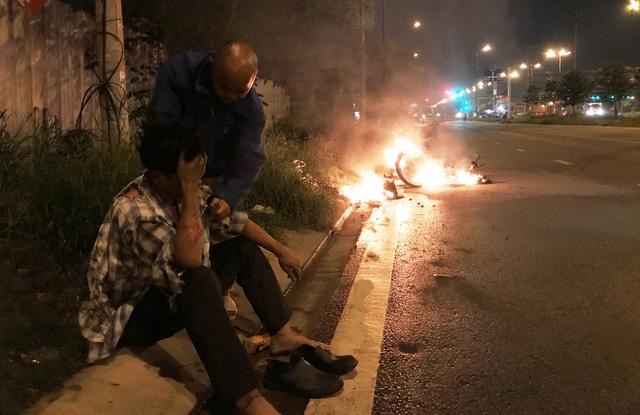 Giải cứu người đàn ông bỏng nặng bên chiếc xe máy bốc cháy rừng rực-1