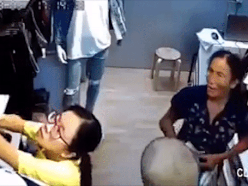 Những pha 'chôm' hàng hiệu trong nháy mắt của siêu trộm nữ U60 đi xe đạp cũ, tay cầm nón lá