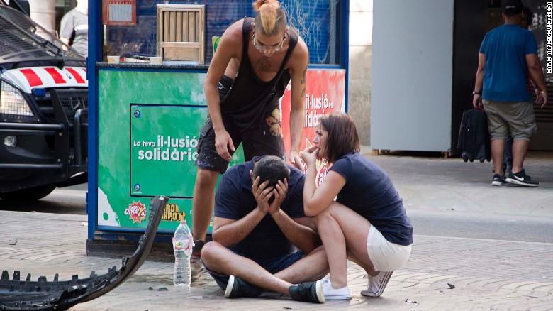 Nhân chứng trốn vào WC, tránh bị hất tung trong vụ lao xe ở Barcelona-3