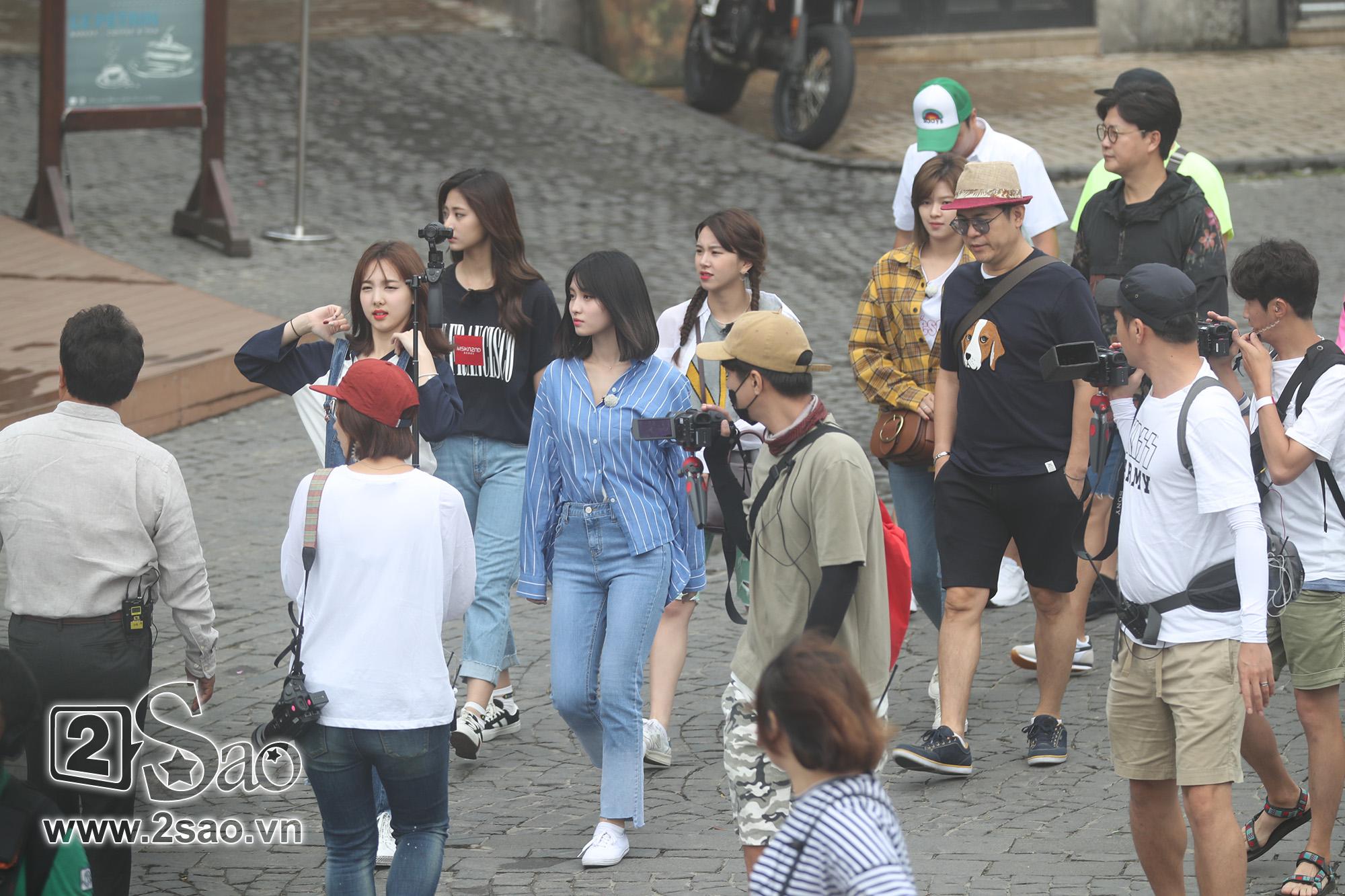 TWICE phấn khích khi trải nghiệm trò chơi cảm giác mạnh tại Việt Nam-1