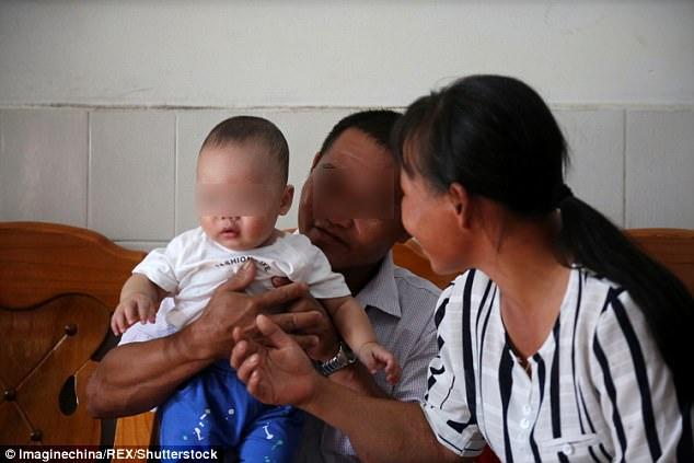 Sự trở về ngoạn mục của bé trai 5 tháng tuổi bị bố đẻ bán cho bọn buôn người-1