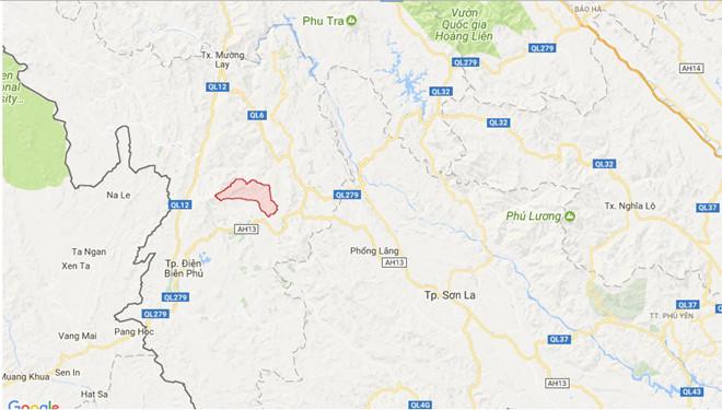 Thầy giáo khiêng xe máy băng qua nước lũ đến trường-2