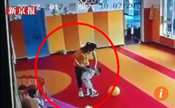 Trẻ tự kỷ bị giáo viên trói tay kéo lê khắp phòng-2