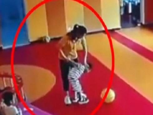 Trẻ tự kỷ bị giáo viên trói tay kéo lê khắp phòng