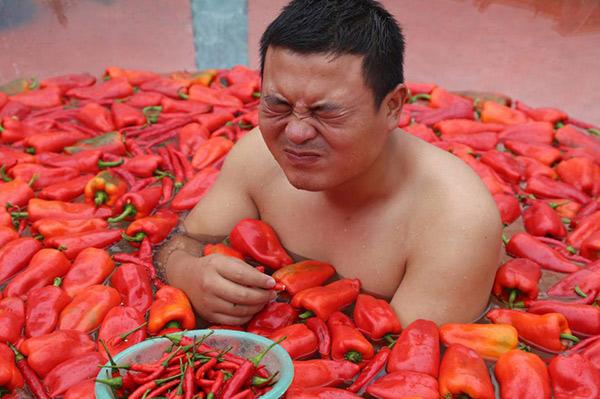 Giới trẻ thi nhau thử thách sức chịu đựng ngâm mình vào bồn nước đầy ớt-1