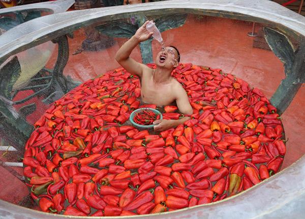 Giới trẻ thi nhau thử thách sức chịu đựng ngâm mình vào bồn nước đầy ớt-2
